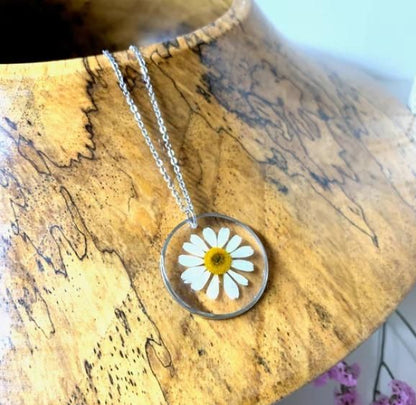 Natural White Daisy Preserved In Resin Pendant For Girls