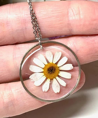 Natural White Daisy Preserved In Resin Pendant For Girls