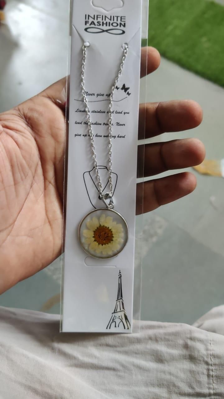 Natural White Daisy Preserved In Resin Pendant For Girls