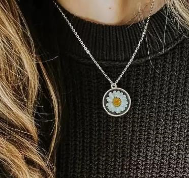 Natural White Daisy Preserved In Resin Pendant For Girls