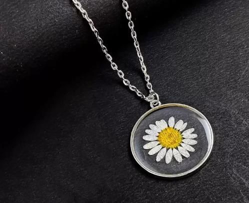 Natural White Daisy Preserved In Resin Pendant For Girls